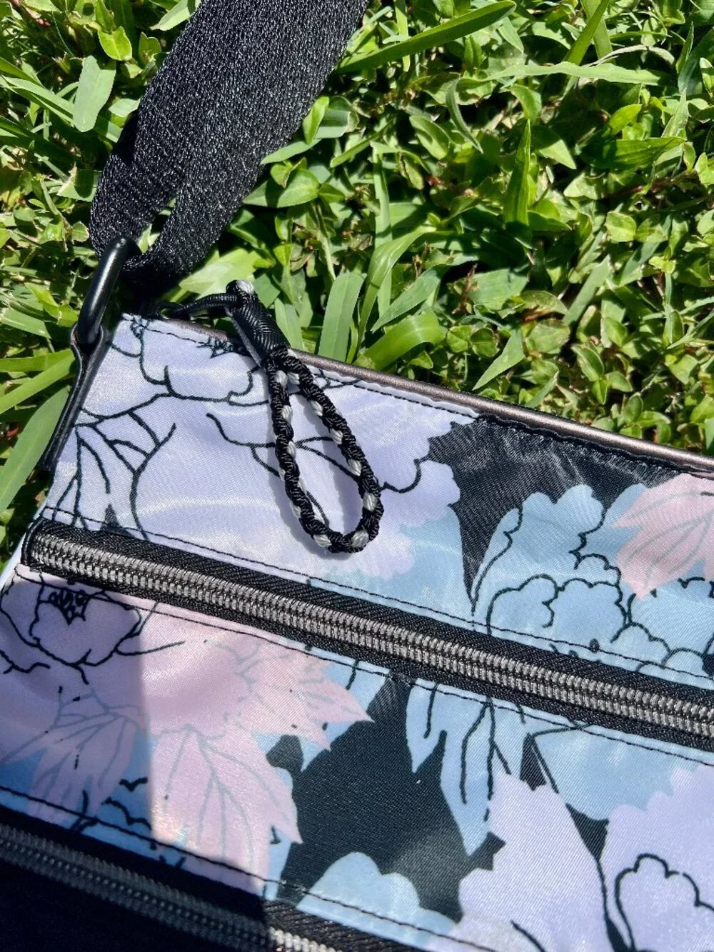 BNWT Sakroots Artist Circle Crossbody Bag Black quilting with floral print